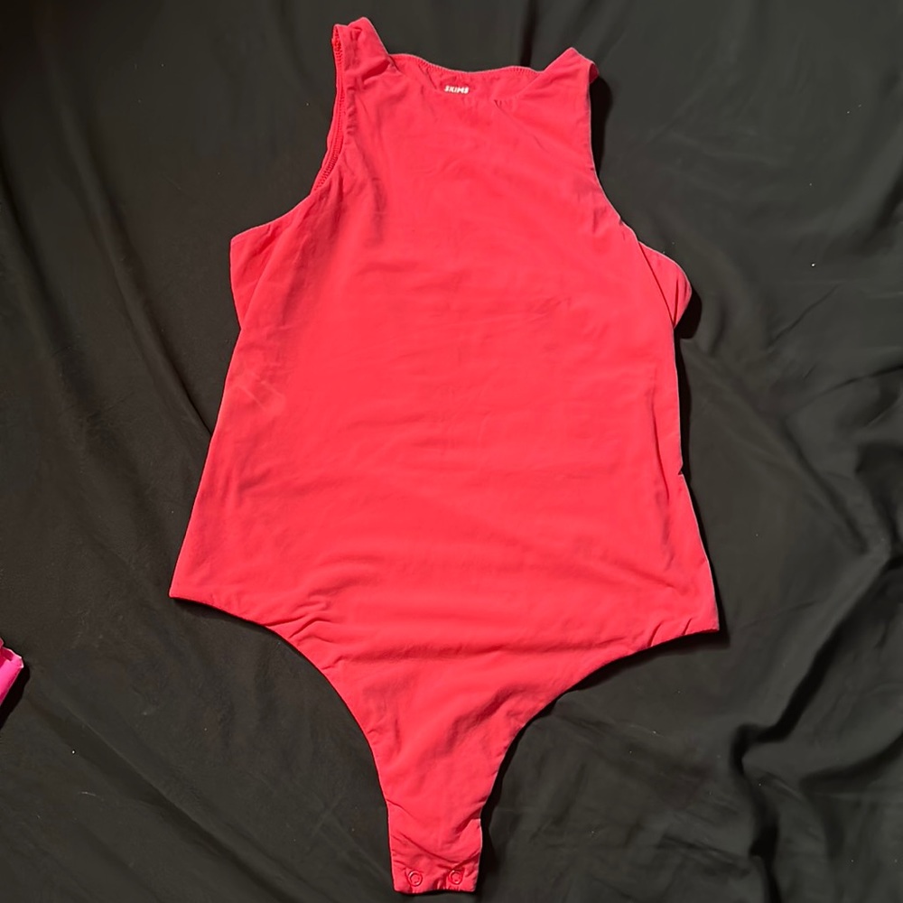 Skims bodysuit ultra pink